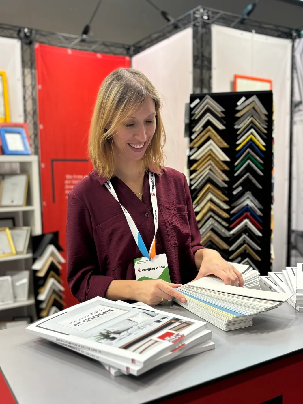 Katja Klar an der Standtheke mit unserem Katalog