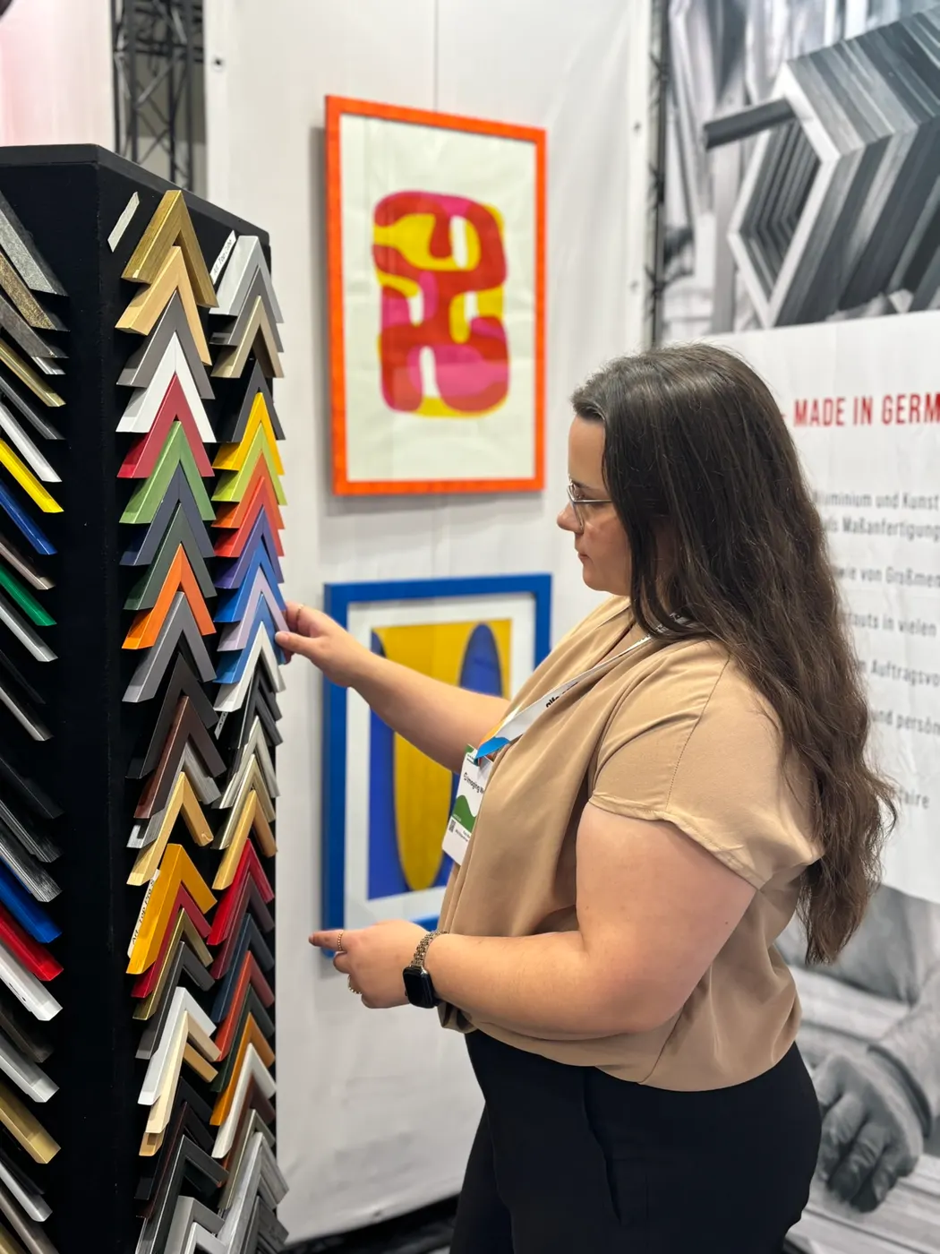 Profilmuster-Turm mit Eckmustern und gerahmten Kunstdrucken an unserem Messestand