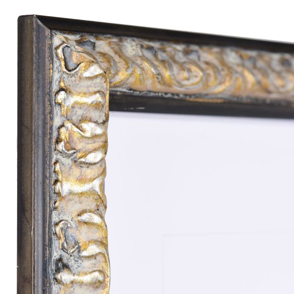 Ansicht der Ecke eines schwarzen, aufwendig geformten, barocken Holzrahmens mit floraler Ornamentik