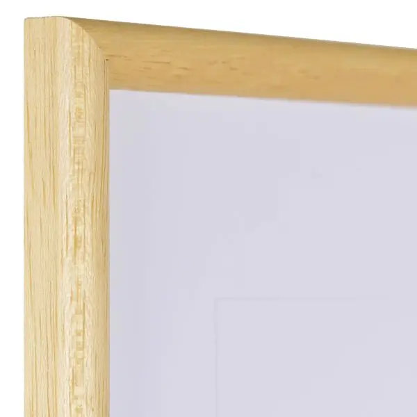 Ansicht der Ecke eines klassischen, offenporigen, naturfarbenen Holzrahmens mit schmalem Halbrundprofil