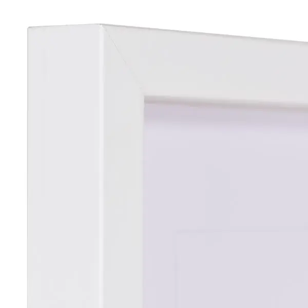 Ansicht der Ecke eines weissen Bilderrahmens mit glatter Oberfläche und schlichtem Design