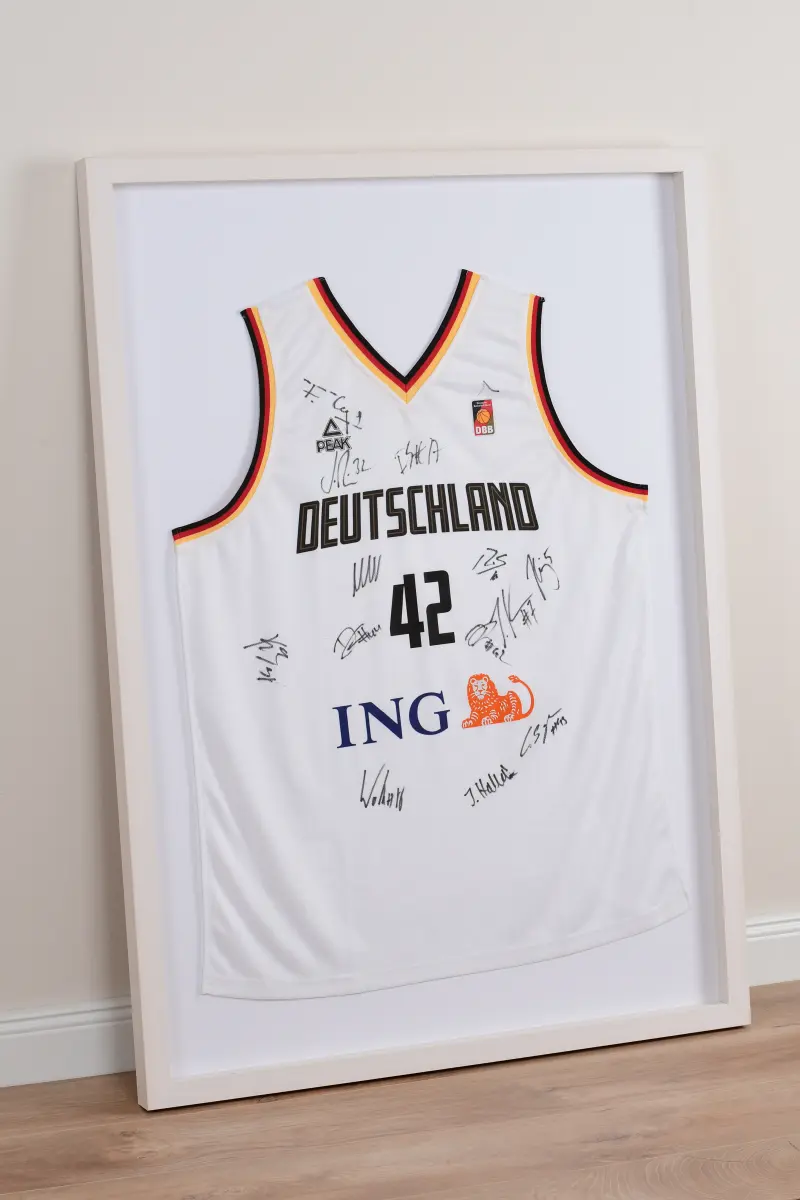 Bilderrahmen für Trikot in der Farbe Weiss