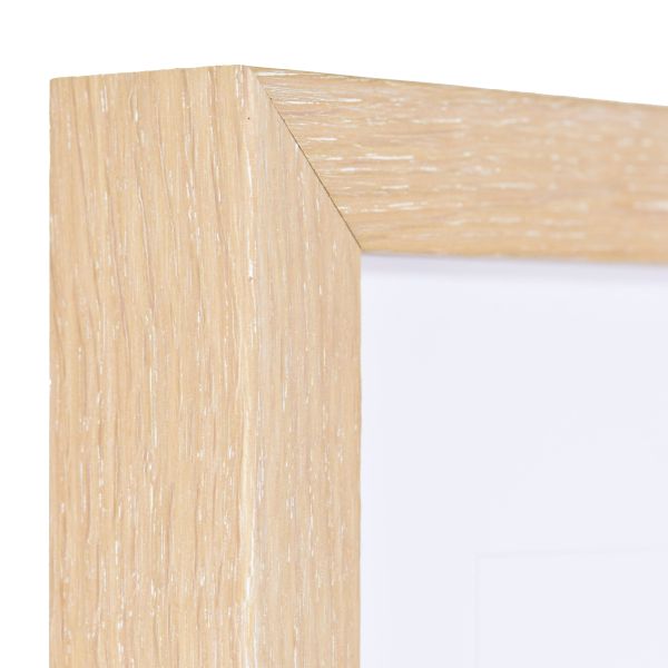 Ansicht der Ecke eines Holzrahmens in der Farbe Kalkeiche mit natürlicher Maserung im Landhausstil