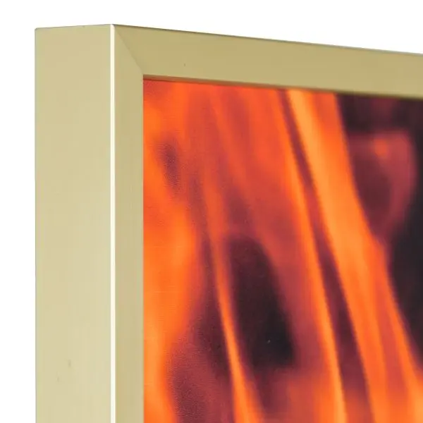 Ansicht der Ecke eines goldenen, kantigen, stabilen Brandschutzrahmens aus eloxierten Aluminium