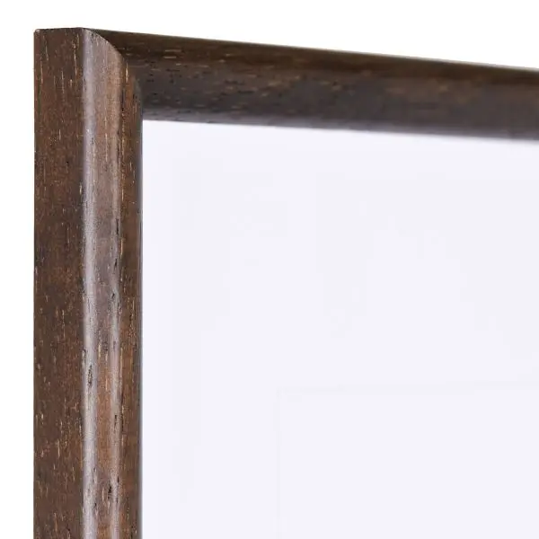 Ansicht der Ecke eines klassischen, offenporigen Holzrahmens in der Farbe Wenge mit schmalem Halbrundprofil