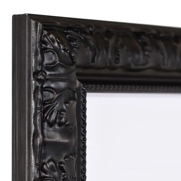 Ansicht der Ecke eines schwarzen Holzrahmens im eleganten, barocken Look mit Perlkante 