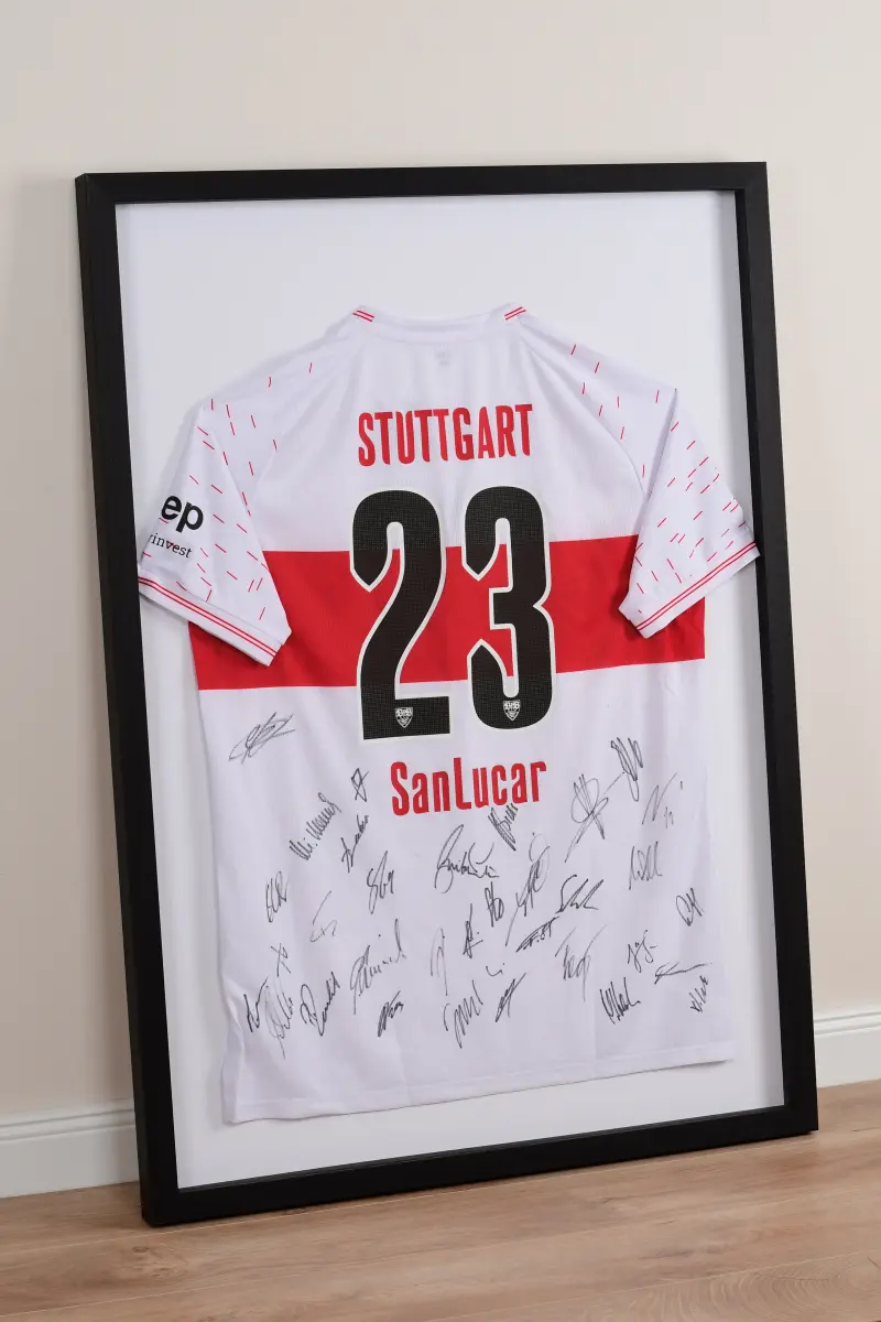 Bilderrahmen mit Fussballtrikot in der Farbe Schwarz