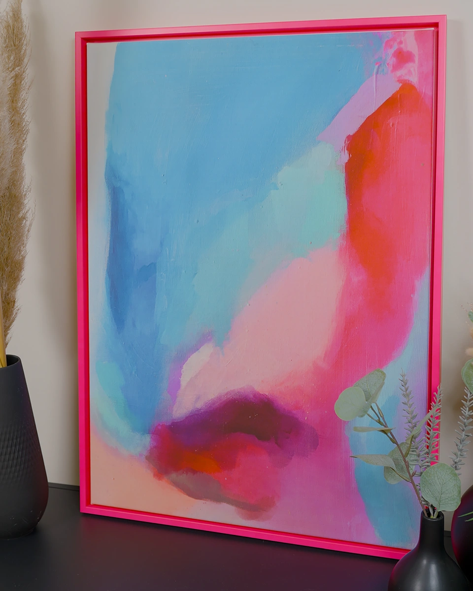 Schattenfugenrahmen Jill in Neonpink in Wohnambiente