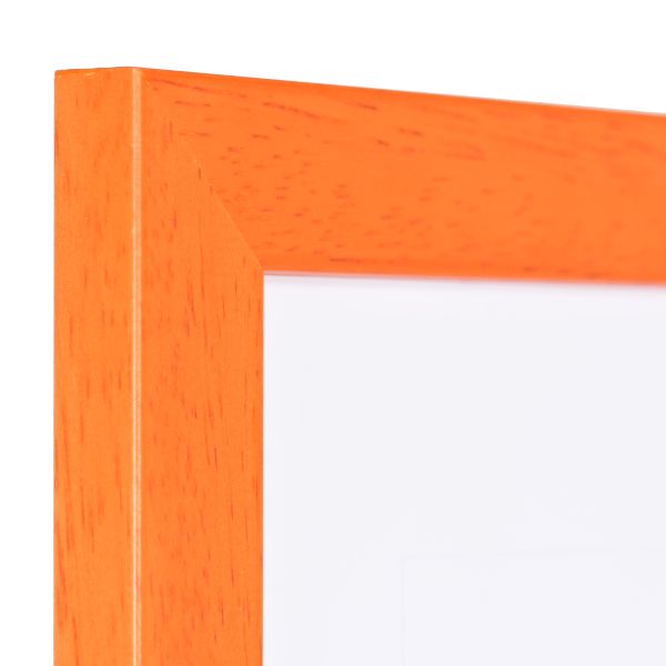 Ansicht der Ecke eines orangenen Bilderrahmens mit sichtbarer Holzstruktur, glatter Oberfläche und kantigem, schlichtem Profil