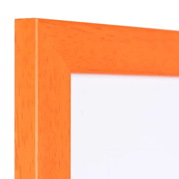 Ansicht der Ecke eines orangenen Bilderrahmens mit sichtbarer Holzstruktur, glatter Oberfläche und kantigem, schlichtem Profil
