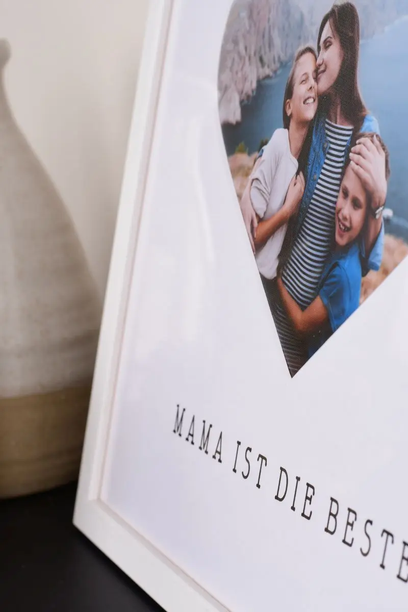 Nahaufnahme eines Bilderrahmens 30x30 in Weiss mit Herzausschnitt für Mama