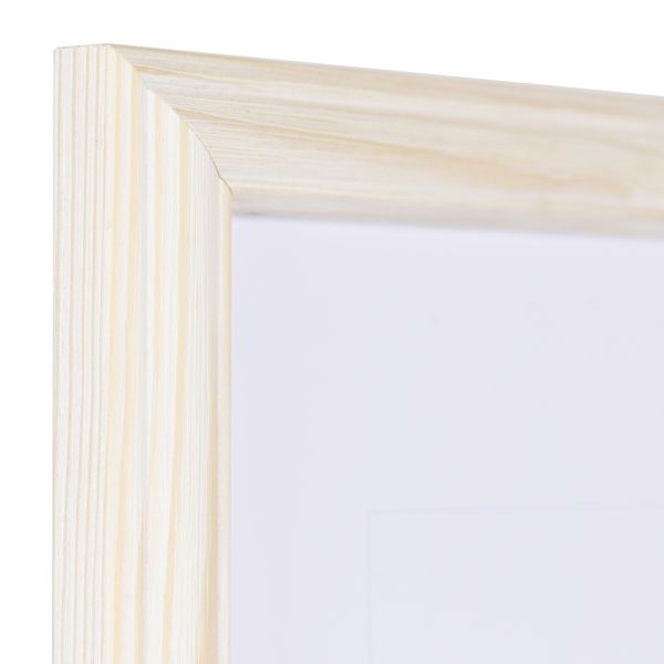 Ansicht der Ecke eines weissen, pastelligen Holzrahmens im Landhausstil, mit einer abgeflachten Wölbung und einer erhobenen Au