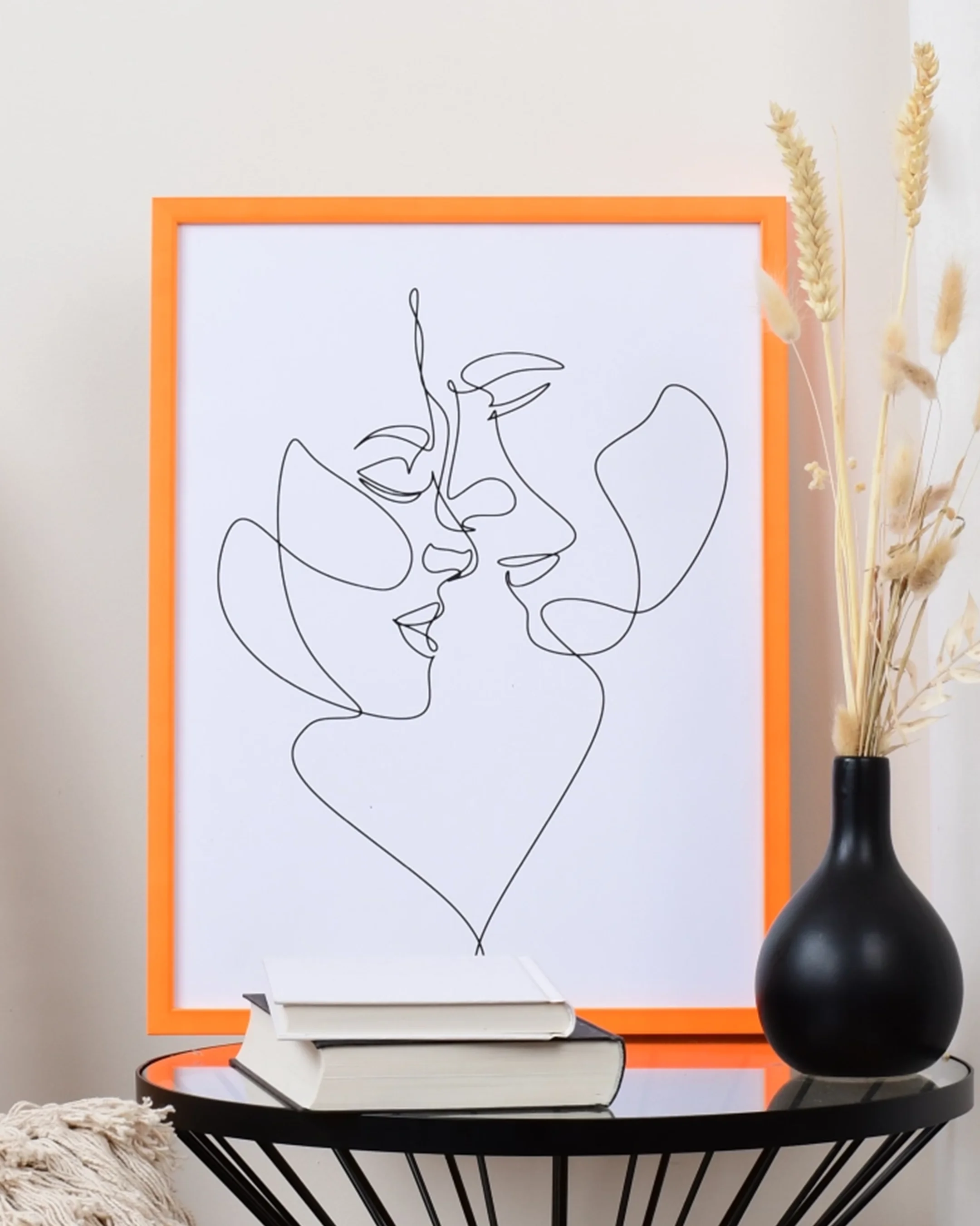 Neon Bilderrahmen Holz Bonnie Orange im Wohnraum