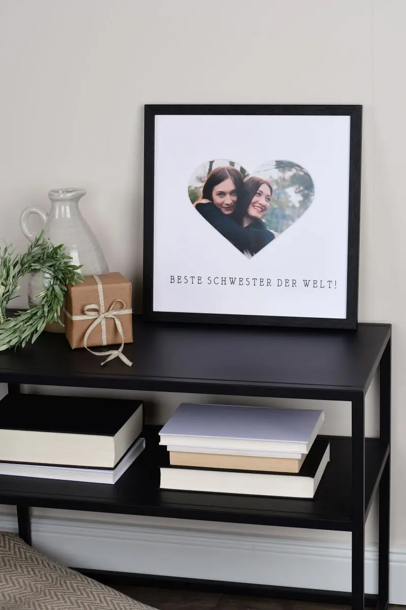 Bilderrahmen 30x30 in Schwarz mit Herzausschnitt für die beste Schwester der Welt in Wohnambiente