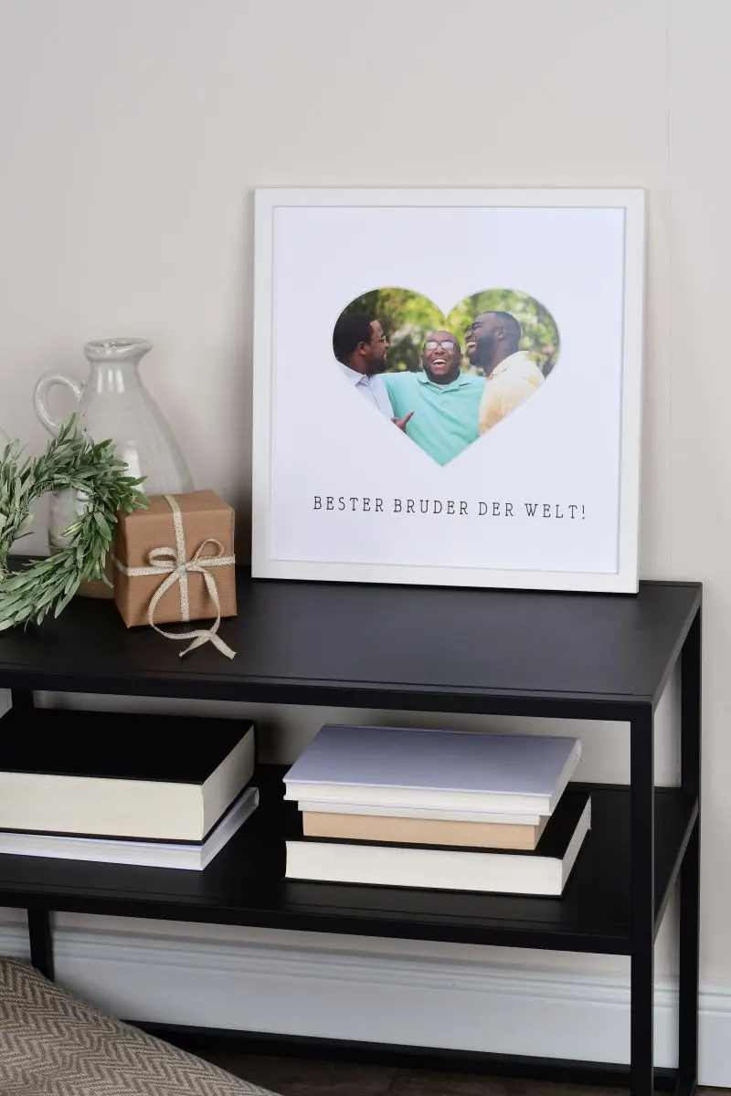 Bilderrahmen 30x30 in Weiss mit Herzausschnitt für den besten Bruder der Welt in Wohnambiente