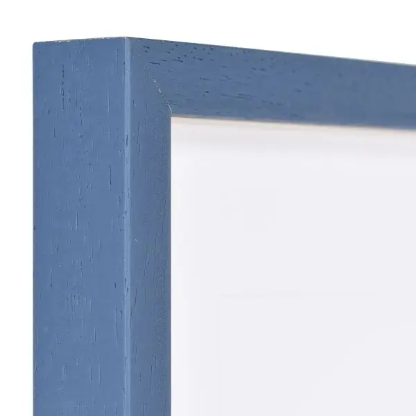 Ansicht der Ecke eines blauen, schmalen Bilderrahmens