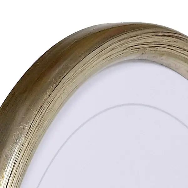 Ansicht der Ecke eines Ovalrahmens in der Farbe Silber