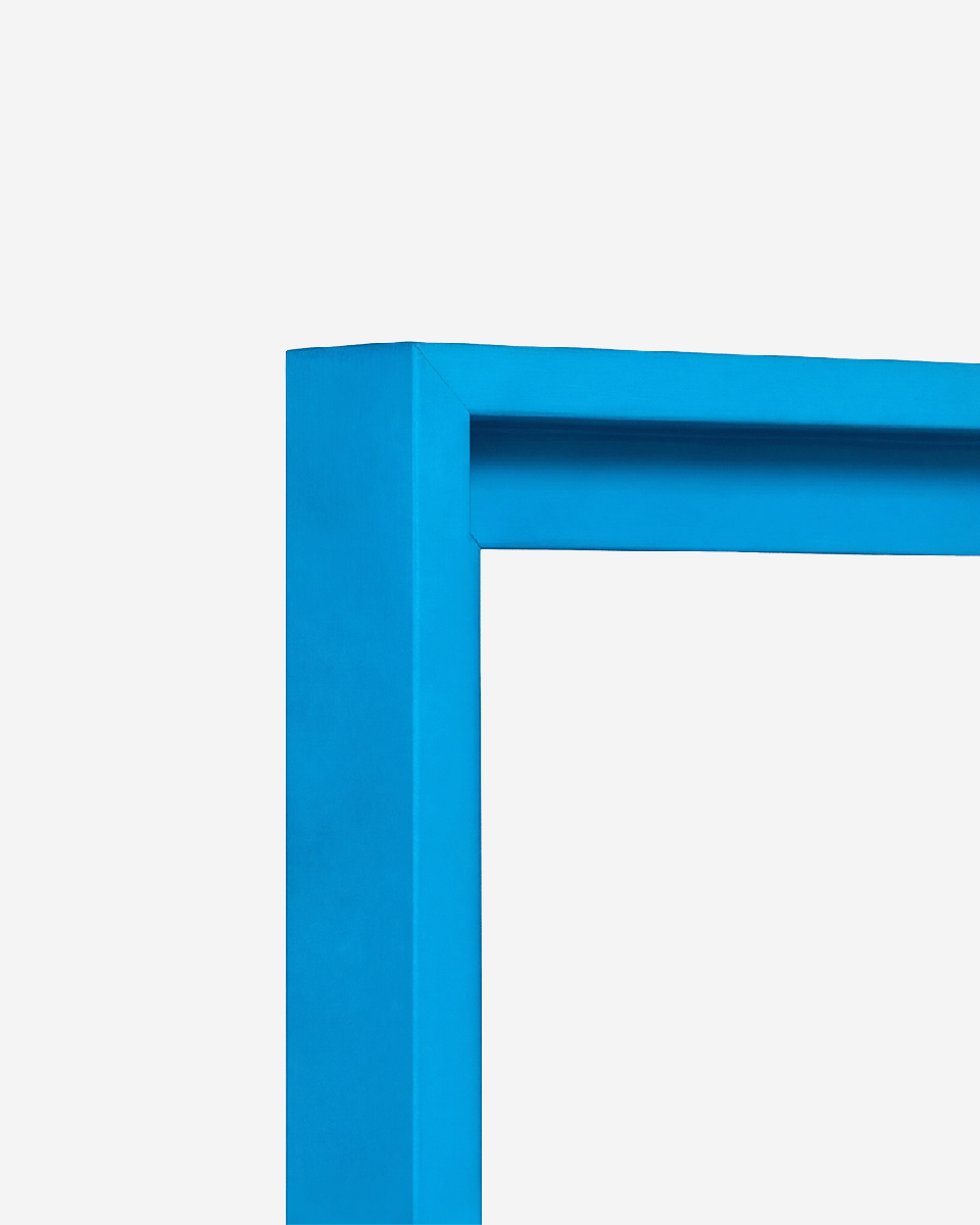 Ansicht der Ecke eines Schattenfugenrahmens in Neonblau für Leinwände