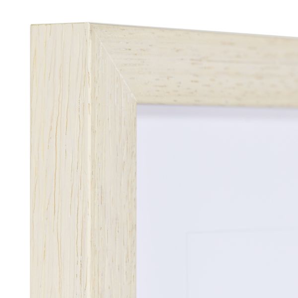 Ansicht der Ecke eines quadratischen, modernen, weissen Holzrahmens, dessen Holzstruktur sichtbar ist