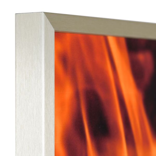 Ansicht der Ecke eines champagnerfarbenen, kantigen, stabilen Brandschutzrahmens aus eloxierten Aluminium