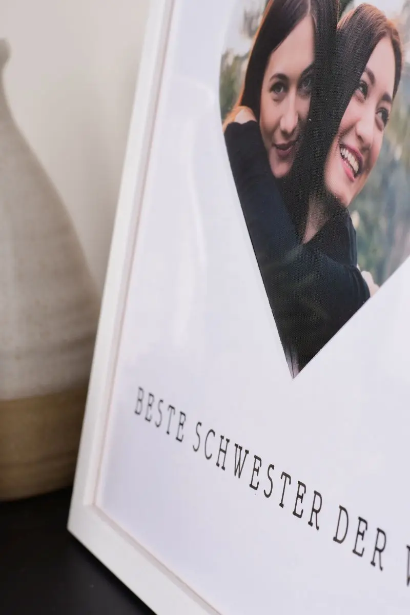 Nahaufnahme eines Bilderrahmens 30x30 in Weiss mit Herzausschnitt für die beste Schwester der Welt
