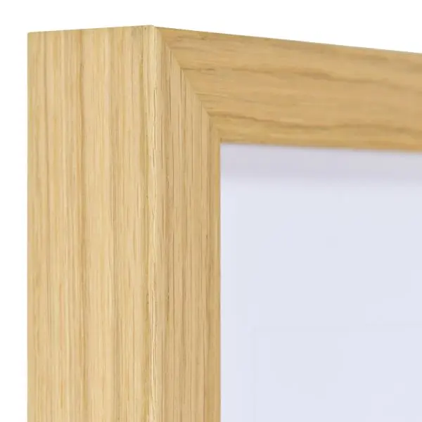 Ansicht der Ecke eines furnierten Massivholzrahmens in Eiche mit natürlicher Maserung im Landhausstil