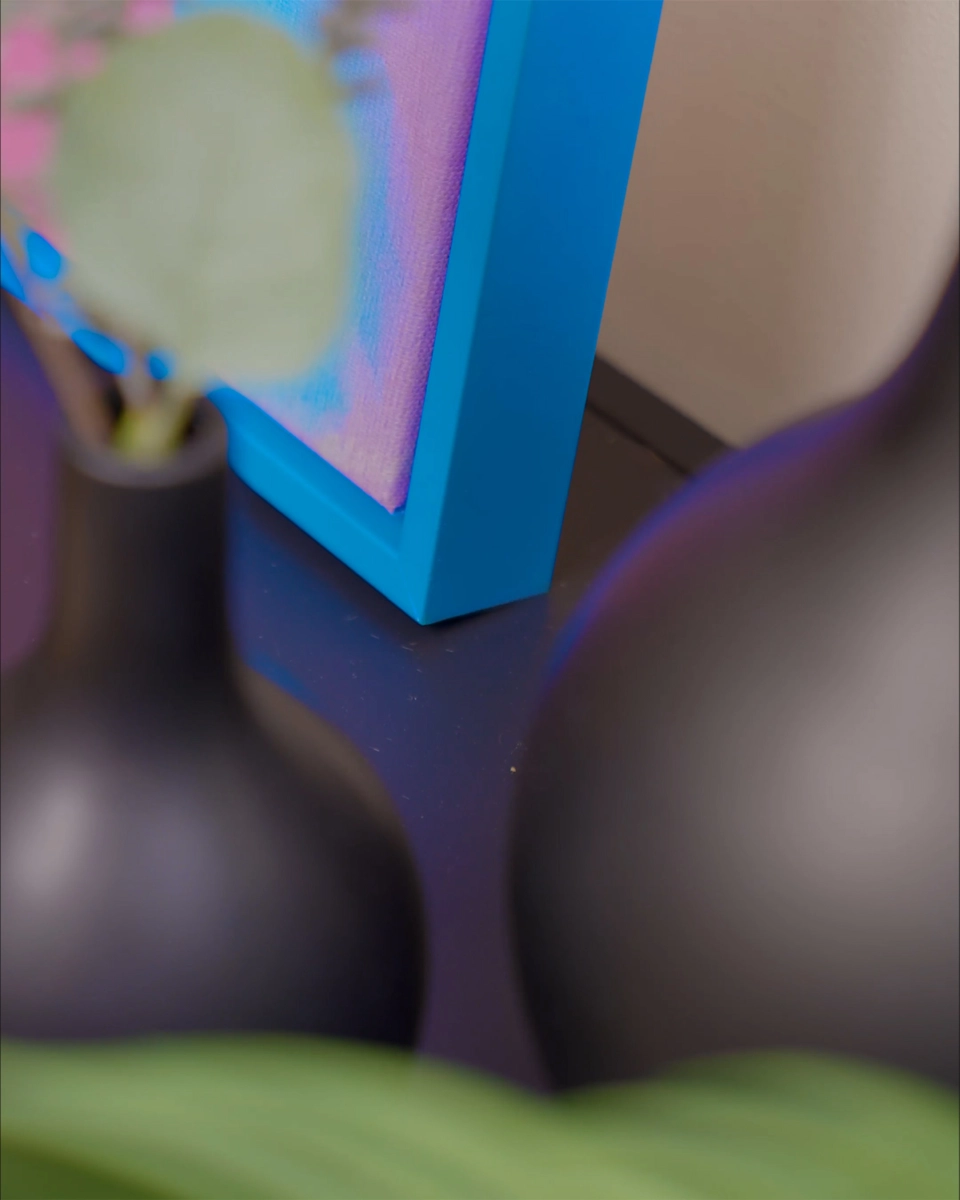 Detailaufnahme der Ecke des Schattenfugenrahmens Jill in leuchtendem Neon-Blau für Leinwandbilder in wohnlichem Ambiente