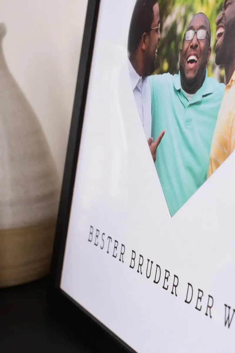 Nahaufnahme eines Bilderrahmens 30x30 in Schwarz mit Herzausschnitt für den besten Bruder der Welt