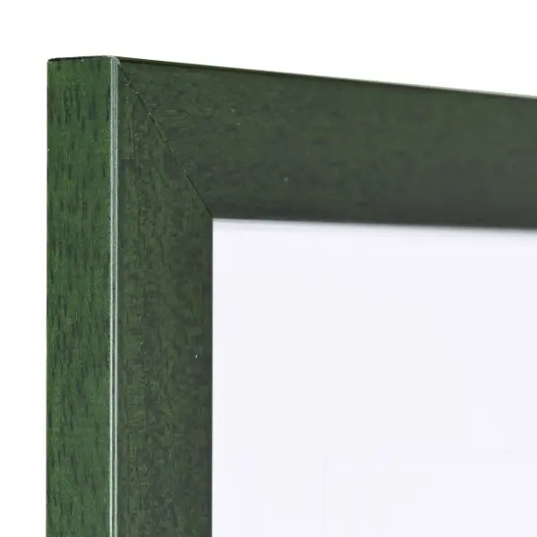 Holz-Profil Top Pro, tannengrün - Ecke Ansicht der Ecke eines tannengrünen Bilderrahmens mit sichtbarer Holzstruktur, glatter Oberfläche und kantigem, schlichtem Profil