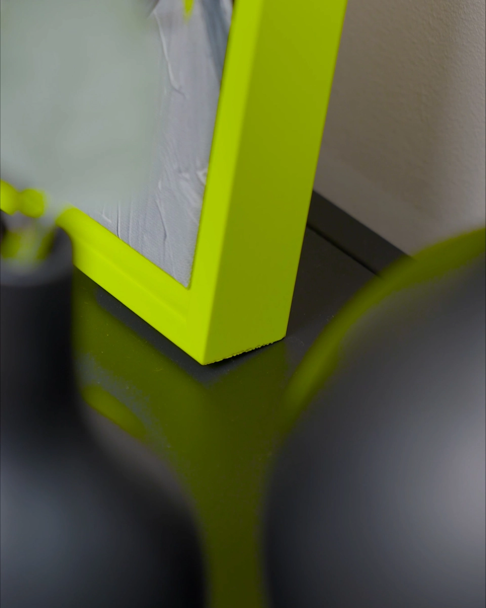 Detailaufnahme der Ecke des Schattenfugenrahmens Jill in leuchtendem Neon-Gelb für Leinwandbilder in wohnlichem Ambiente