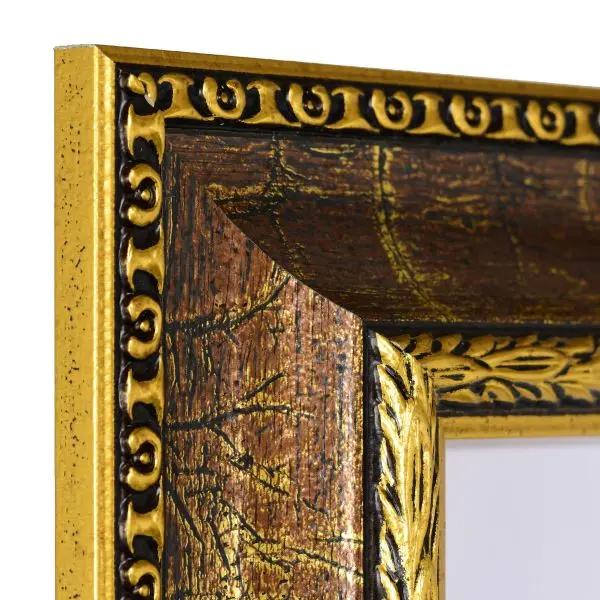 Ansicht der Ecke eines braunen, antiken Bilderrahmens mit detailreichen Barockapplikationen 