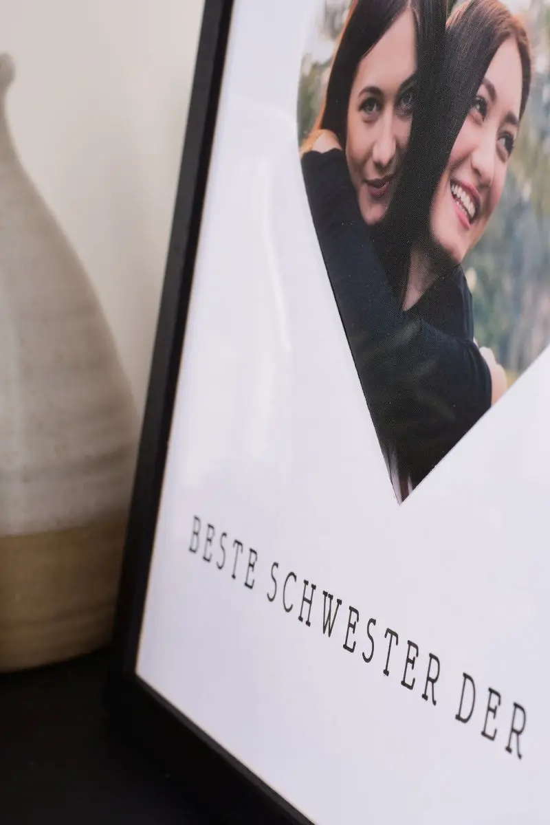 Nahaufnahme eines Bilderrahmens 30x30 in Schwarz mit Herzausschnitt für die beste Schwester der Welt
