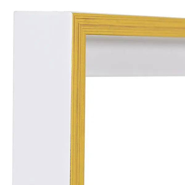 Ansicht der Ecke eines modernen, dezenten Schattenfugenrahmens in Weiss mit Goldkante