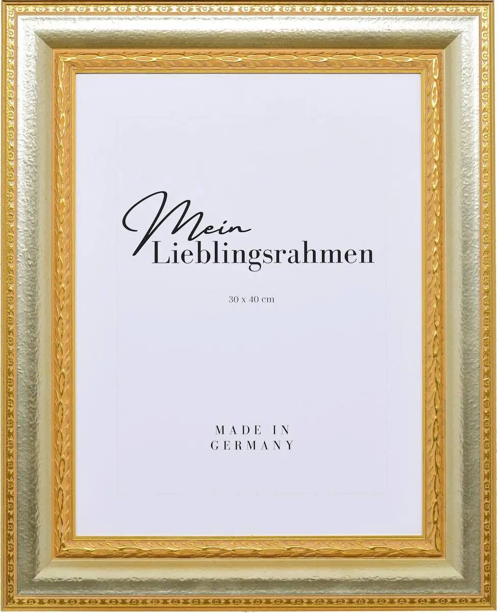 Frontansicht eines silbernen, antiken Bilderrahmens mit detailreichen Barockapplikationen 