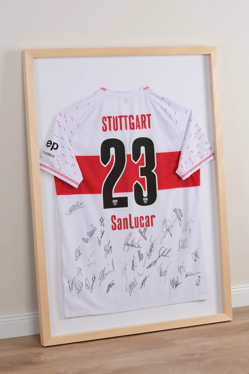 Bilderrahmen mit Fussballtrikot in der Farbe Natur