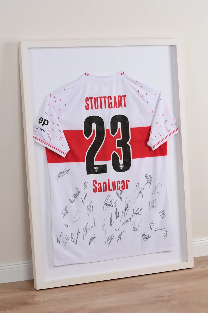 Bilderrahmen mit Fussballtrikot in der Farbe Weiss