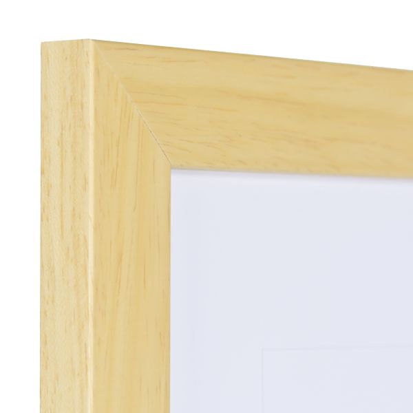 Ansicht der Ecke eines naturfarbenen Bilderrahmens mit sichtbarer Holzstruktur, glatter Oberfläche und kantigem, schlichtem Profil