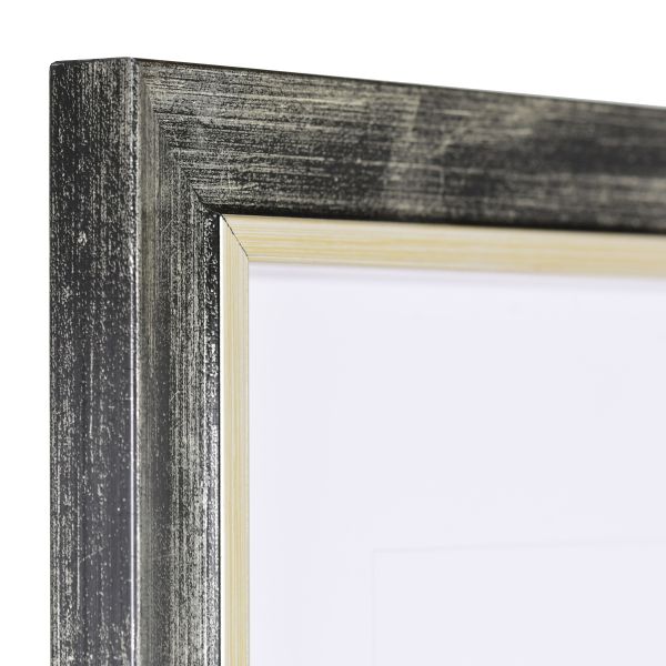 Ansicht der Ecke eines platinfarbenen Bilderahmens classic mit farblich angesetzter Innenkante und metallischen Look